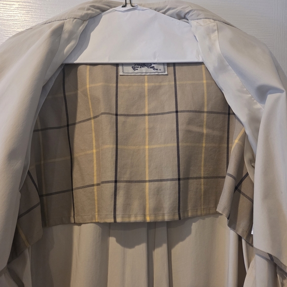 Burberrys Men's Classic Beige Trench Coat - Picture 6 of 12